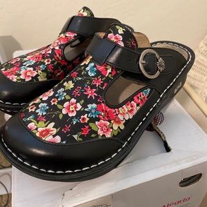Alegria Clogs